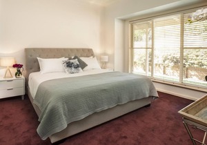 Emerald Lodge - Emerald Lodge is set in the rolling hills of Emerald, just 4km from the centre of the township.
