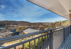 Erulisse-Spacious townhouse with magical lake views