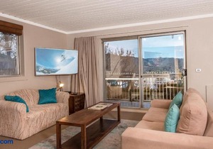 Erulisse-Spacious townhouse with magical lake views