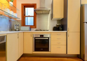 Fresh clean & bright - Newtown house opp park, walk to station