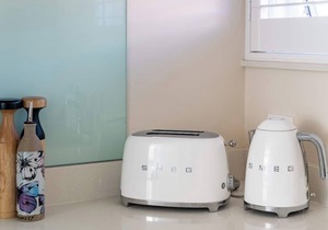 Getawayz NSW - Bay Court II -Spacious Waterside Studio next to Hayes Beach, Cafes & Ferry!