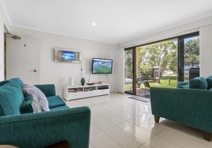 Golden Shores Unit 1 21 Landsborough Parade