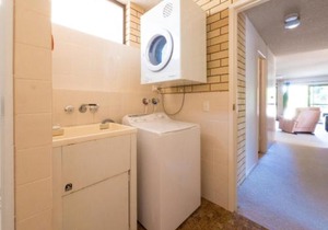 Golden Shores Unit 3 21 Landsborough Parade
