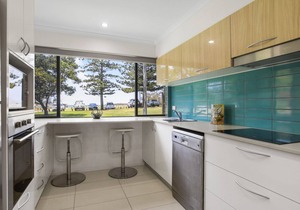 Golden Shores Unit 1, 21 Landsborough Parade