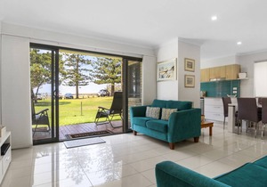 Golden Shores Unit 1, 21 Landsborough Parade