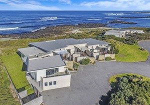 Hearns Beachside Villa 1