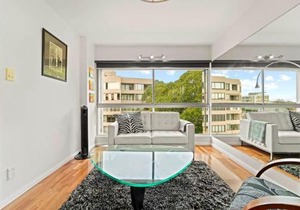 Heart Of The City Minutes from Macleay Street