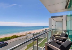 Henley Beachfront Luxury Home With Private Pool, Spa And Sauna!