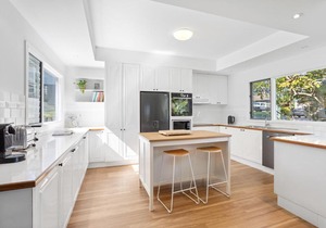 HOLIDAY HOME AWAY FROM HOME / SMITHS LAKE