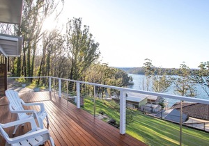 Home On the Water Enjoy a relaxing lakeside hideaway at this charming and cosy