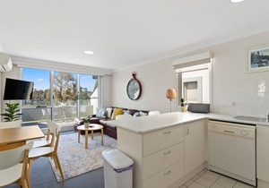 Horizons 216 - Deluxe Lake Front Studio l Pool l Tennis l Air-Con