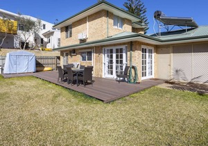 Huge house across from Cottesloe Tennis Club! 6min walk to Cott beach. Free WIFI
