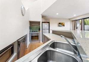 Khione 6 - 2BR Modern Townhouse l Spa Bath l WiFi l Air-Con l BBQ