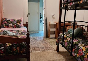King Single plus 3 Singles in Meyenburg House with shared bathroom & kitchen