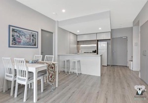 KOZYGURU Penrith Cosy 2BED 2BATH APT + FREE Parking NPE081