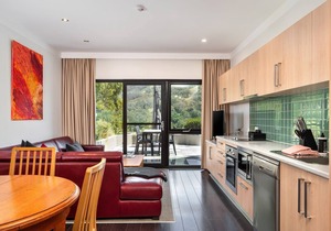 Lantern 13- Deluxe Apartment nestled in the Snowy Mountains.