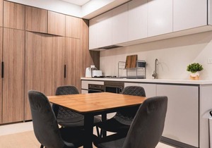 Lovely 1 bedroom with free park in Westmead