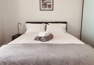 Lovely 1 bedroom with free park in Westmead