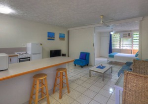 Loyang Apartment 1 - Fantastic value island getaway with complex pool and short stroll to Alma Bay