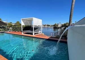 Luxurious canal holiday home