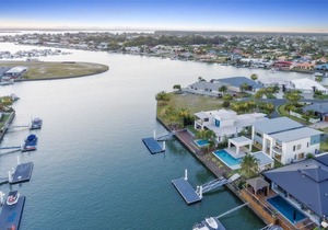 Luxury Canal Front Holiday House, Raptor Pde Banksia Beach