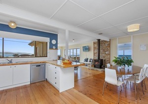 Marengo Beach House - Superb views, walk to beach