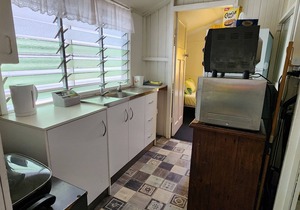 Meyenburg Unit 1 fully self contained, 6 guests, 2 br unit, 1Qb, 1Db, 2 singles