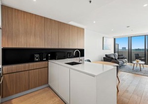Modern 1-Bed & City Views, Steps from Racecourse