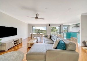 MODERN BEACH HOME / STUNNING VIEW / GREAT GARDEN