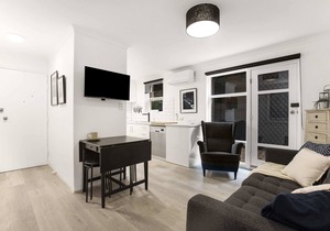 Modern & Cosy Courtyard | Glenelg North| 2 bdrm