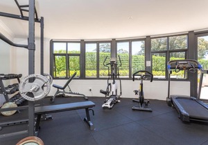 Modern, Executive Apartment near Newtown