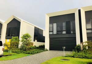 Near New Luxury Spacious Beachside Townhouse