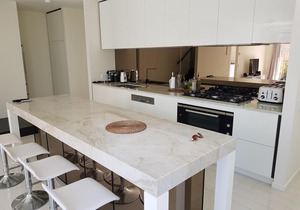 Near New Luxury Spacious Beachside Townhouse