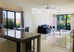 Near New Luxury Spacious Beachside Townhouse