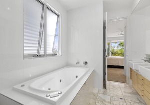 North Facing River Front Stunning Apartment - Unit 2, 9 Hilton Esplanade