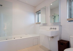 One Mile Ridge, 12a/26 One Mile Close - stunning views, air con, infinity pool