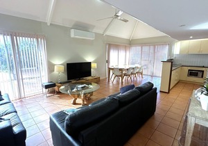 Osprey Holiday Village Unit 117 - Villa with a Pool in the Complex