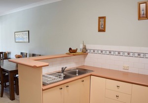 Paragon Apartment 6 - walk to the beach