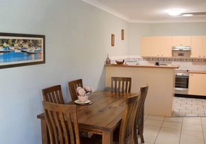 Paragon Apartment 6 - walk to the beach