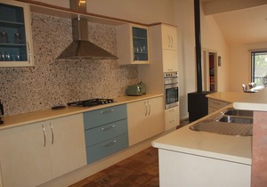 Peaceful Lakeviews, Pool and a stroll to Elizabeth Beach- linen provided