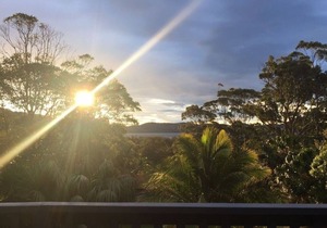 Peaceful Lakeviews, Pool and a stroll to Elizabeth Beach- linen provided