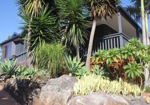 Peaceful Lakeviews, Pool and a stroll to Elizabeth Beach- linen provided