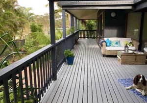 Peaceful Lakeviews, Pool and a stroll to Elizabeth Beach- linen provided