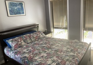 Quiet modern unit less than 5 minutes walk to the beach.