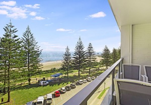 Rainbow Pacific Unit 15 - Beachfront unit a great spot for a family beach holiday with Wi-Fi Inc.