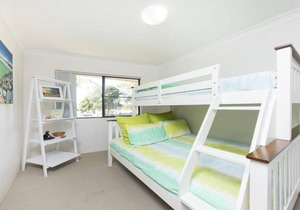 Renas Court 8 - This property is in wonderful location just across the road from Wallis Lake!