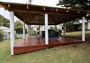 Riverscape Cottage No.6 - Riverscape - unit 6 with views over the Blackwood River and cosy fire place