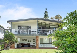Sabia Beach House 2.0 - Beachfront - Sleeps 6