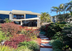 Sapphire Blue with direct access to Sapphire Beach