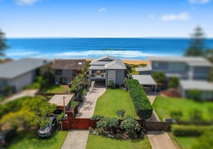 SEASHORE: North Avoca Beachfront, Panoramic ocean views, WiFi, Ultra modern.